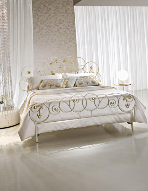 Letto classico in foglia oro in promozione